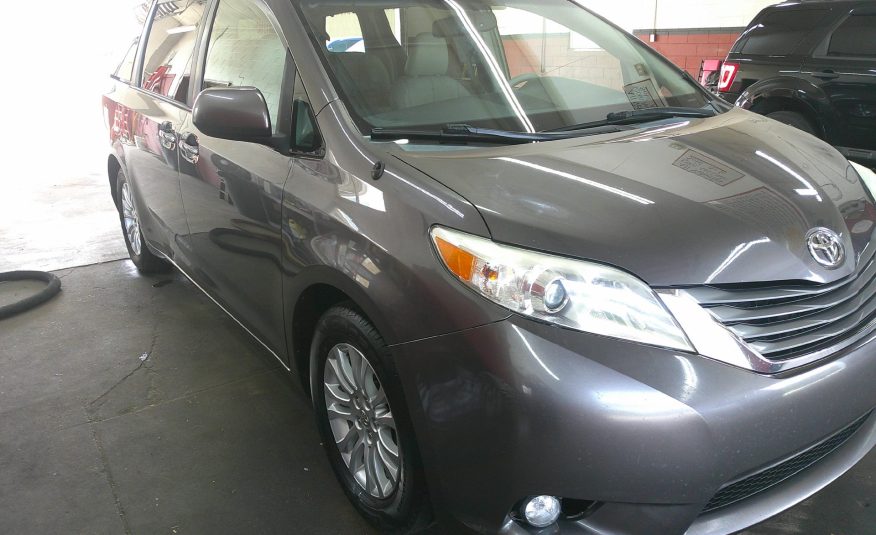 2013 TOYOTA SIENNA