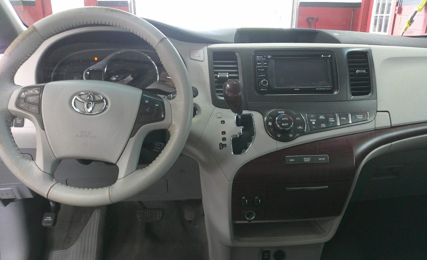 2013 TOYOTA SIENNA